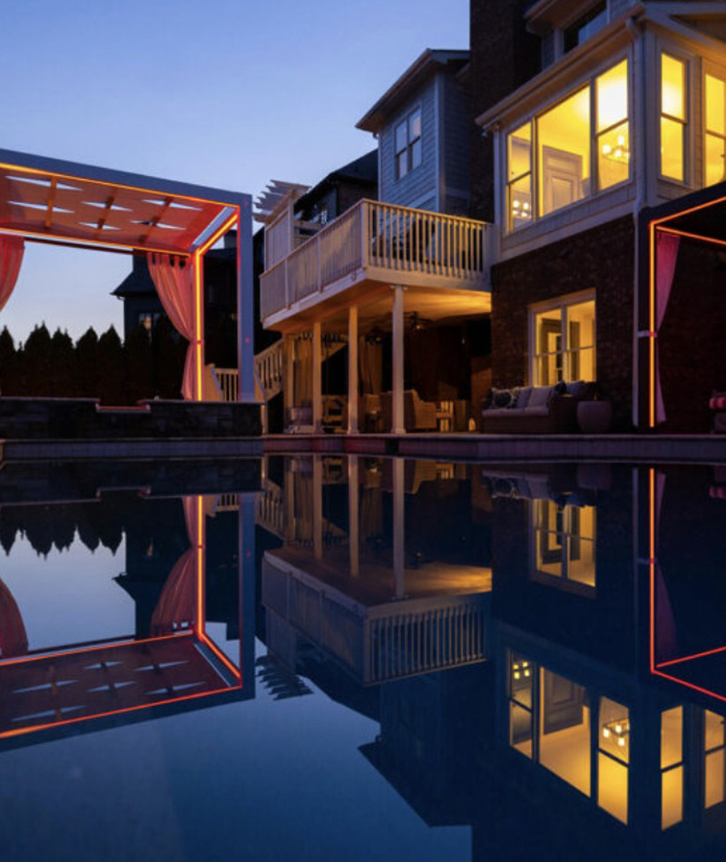 StruXure Cabana X with integrated column lighting